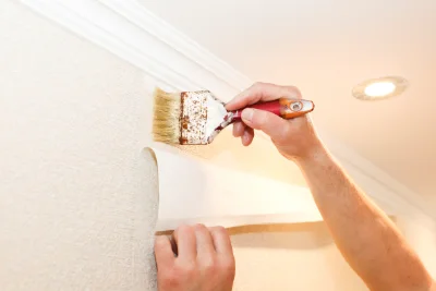Pose de papier peint à Auga — revêtements muraux et toiles de verre